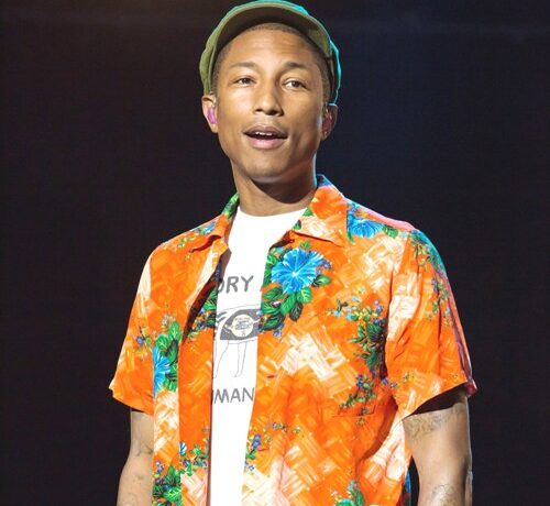 VIDEO OMG: Pharrell e pus în umbră de un copil chiar la concertul său!