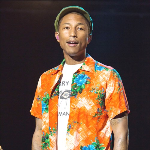 VIDEO OMG: Pharrell e pus în umbră de un copil chiar la concertul său!