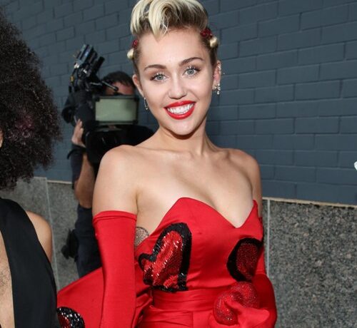 FOTO OMG: Miley Cryus a mers cu păr la subraț pe covorul roșu