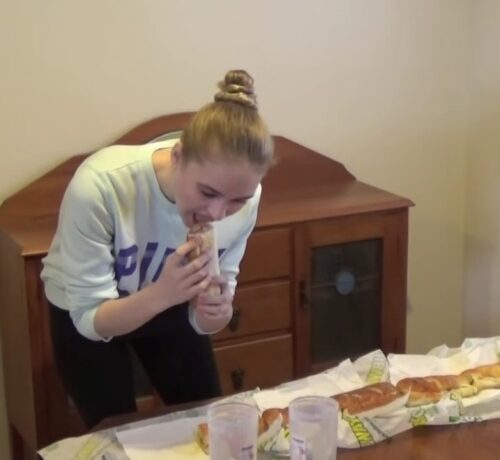 VIDEO OMG: Un fotomodel devorează în 10 minute un sandwich imens