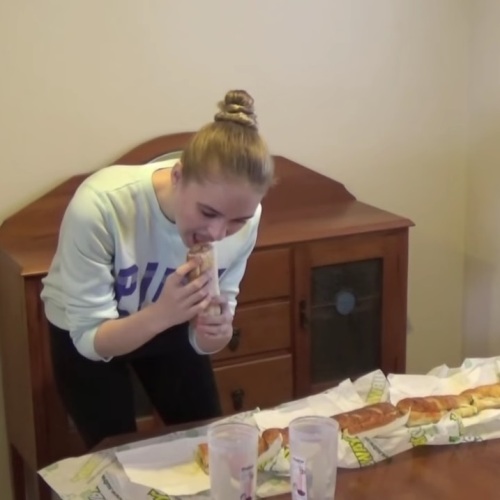 VIDEO OMG: Un fotomodel devorează în 10 minute un sandwich imens