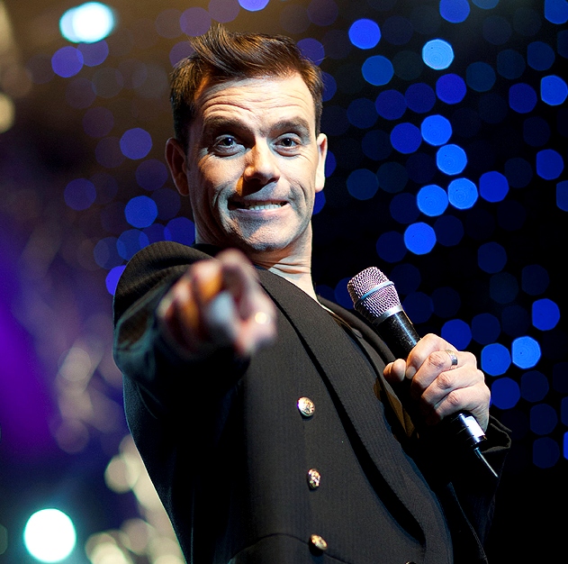 OMG! Uite cine cântă în deschidere la Robbie Williams! E una dintre cele mai TARI voci din România!