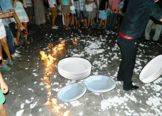 Criza este atât de mare în Grecia încât la petreceri se sparg farfurii de plastic!