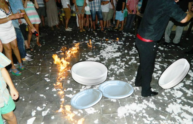 Criza este atât de mare în Grecia încât la petreceri se sparg farfurii de plastic!