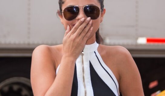 FOTO: Selena Gomez s-a făcut de râs din nou! Uite cât de ciudat s-a îmbrăcat!