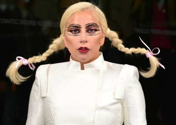 VIDEO OMG: Lady Gaga a căzut de pe scenă în timpul unui concert din Monaco