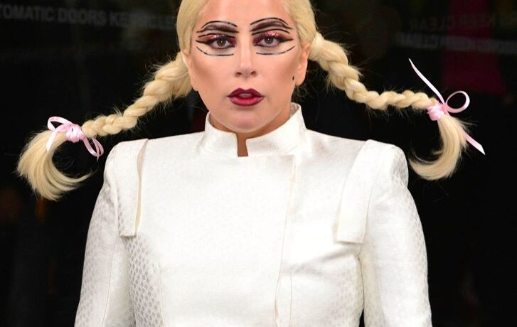 VIDEO OMG: Lady Gaga a căzut de pe scenă în timpul unui concert din Monaco