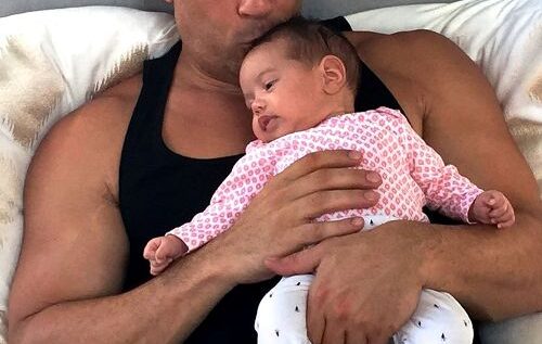 Aww! Vin Diesel e cel mai tare tătic. Uite cum îi cântă fetiței lui!