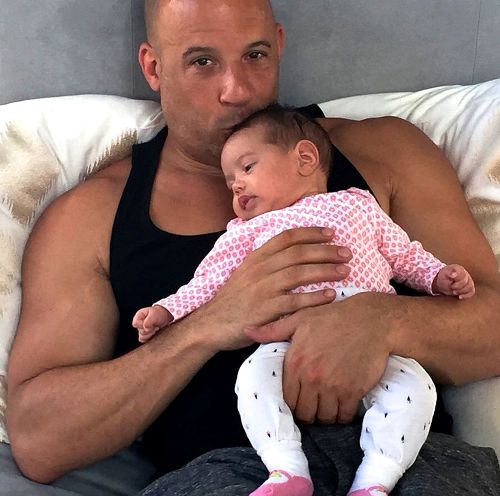 Aww! Vin Diesel e cel mai tare tătic. Uite cum îi cântă fetiței lui!