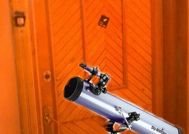 Pentru că nu mai vedea bine cine intră în bloc, un pensionar din Berceni și-a instalat un telescop în locul vizorului!