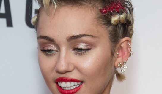 FOTO OMG: Miley şi-a schimbat look-ul. Acum are părul lung!