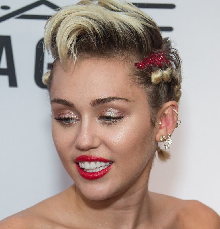 FOTO OMG: Miley şi-a schimbat look-ul. Acum are părul lung!