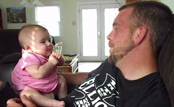 VIDEO: Acest bebeluș are doar două luni și spune I Love You