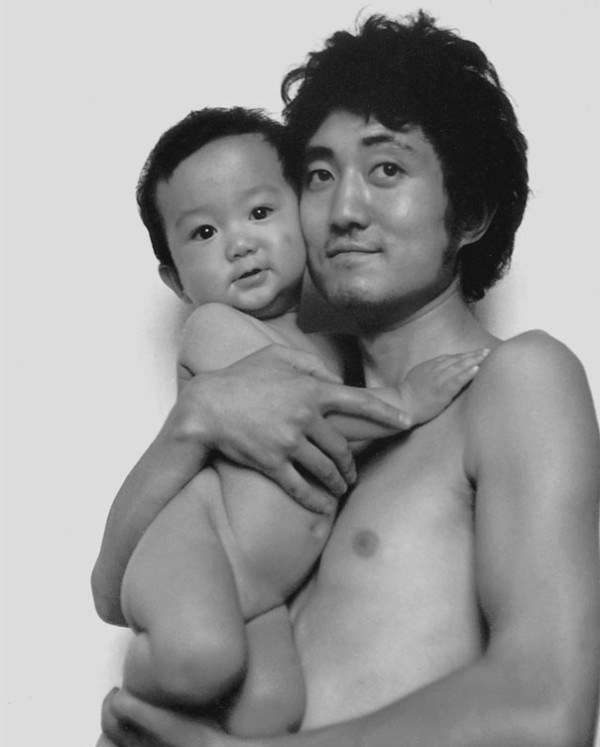 FOTO: Tatăl și fiul au refăcut aceeași poză timp de 28 de ani. Ultima te va emoționa puternic!