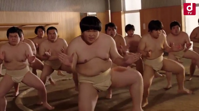 VIDEO LOL: Un luptător de sumo cântă și dansează într-un mare stil! E nebunia zilei!