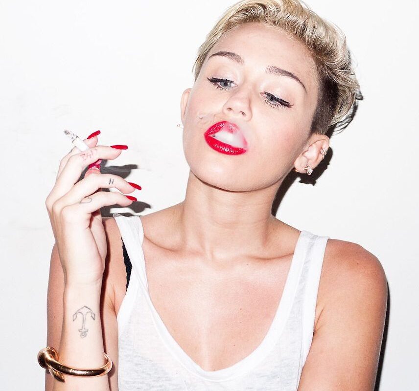 FOTO OMG: Miley Cyrus a luat-o razna la o petrecere și s-a dezbrăcat!