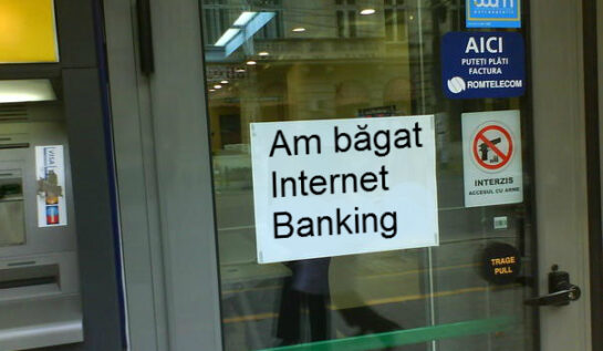 Fenomenul Fetești! Filiale ale unor bănci amplasează câte un laptop unde românii pot sta la coadă pentru internet banking!