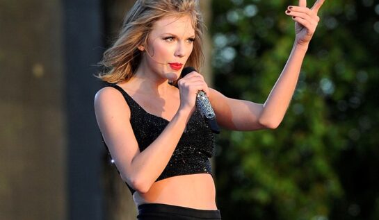 VIDEO OMG: Un fan nebun a vrut să o dea jos de pe scenă pe Taylor Swift