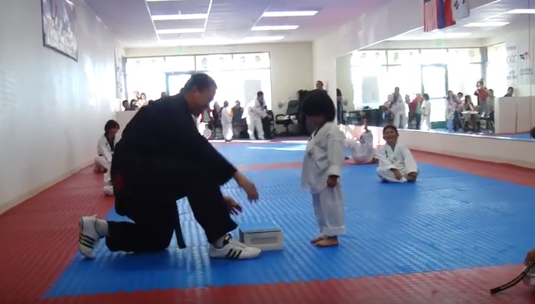 Video LOL: Un copil care învață taekwondo încearcă să spargă o placă pentru prima dată!