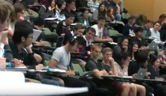 VIDEO LOL: Cum s-a făcut de râs un student fix în timpul unui curs!