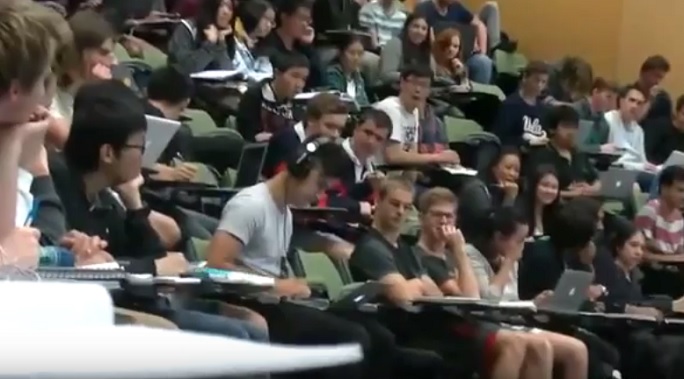 VIDEO LOL: Cum s-a făcut de râs un student fix în timpul unui curs!