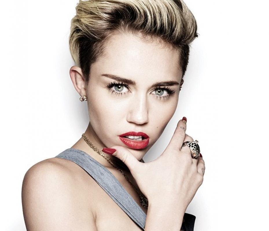 FOTO: Miley Cyrus și-a schimbat look-ul. Acum are părul ca al Deliei!