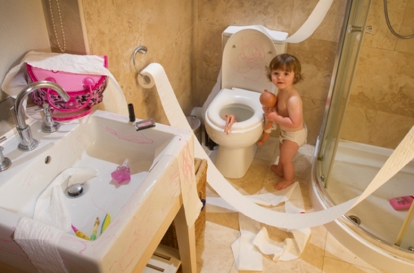13 fotografii care arată de ce nu e bine să-i lași singuri pe copii