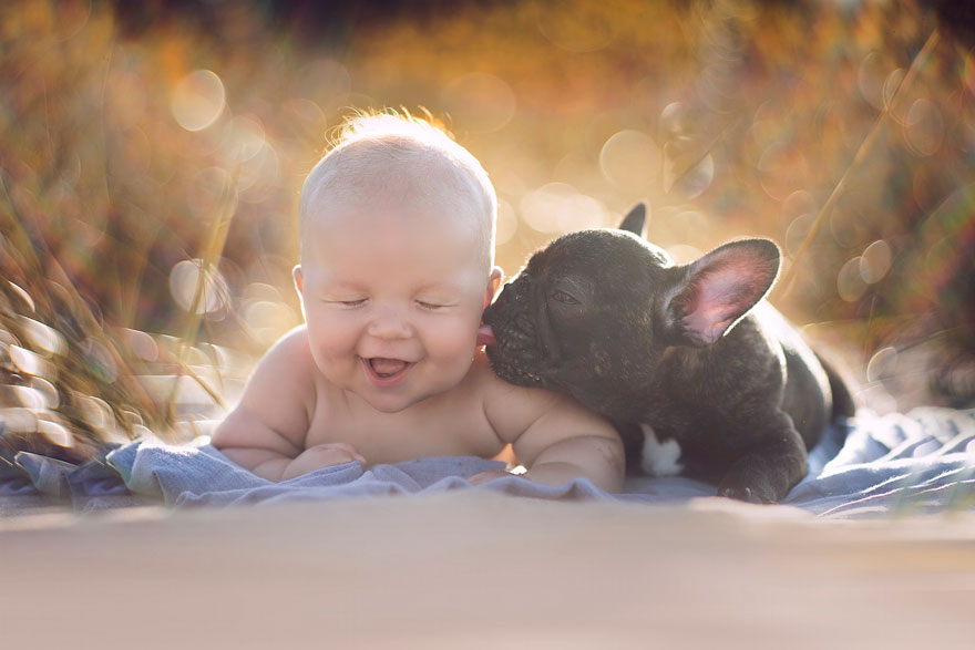 Aww! Acest bebeluș și câinele familiei sunt ca frații. Fotografiile astea îți vor face ziua mai frumoasă!