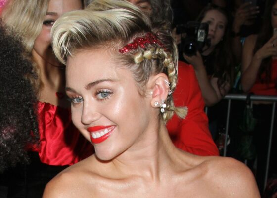 FOTO: Miley Cyrus are o mamă de nota 10. Uite cât de bine arată!
