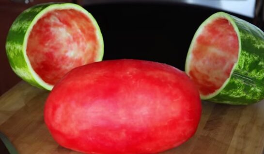 VIDEO OMG: Aşa TREBUIE curăţat pepenele! Învaţă magia care te va lăsa mască!