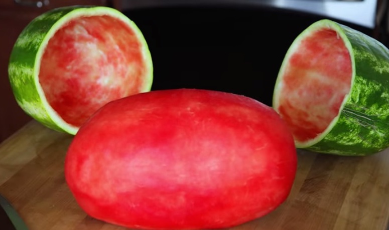 VIDEO OMG: Aşa TREBUIE curăţat pepenele! Învaţă magia care te va lăsa mască!