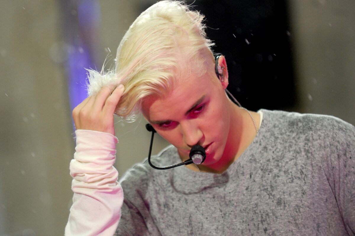 VIDEO: Justin Bieber a făcut o fană să plângă pe stradă