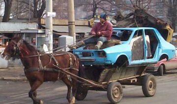 După scandalul cu Volkswagen și Dacia este acuzată că ar fi folosit ponei putere în loc de cai putere!