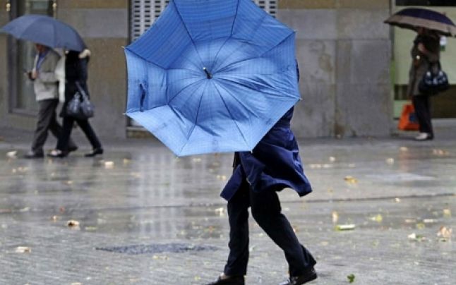WOW: Un celebru magician din Caracal a reușit să oprească ploaia din jurul lui doar cu o umbrelă!
