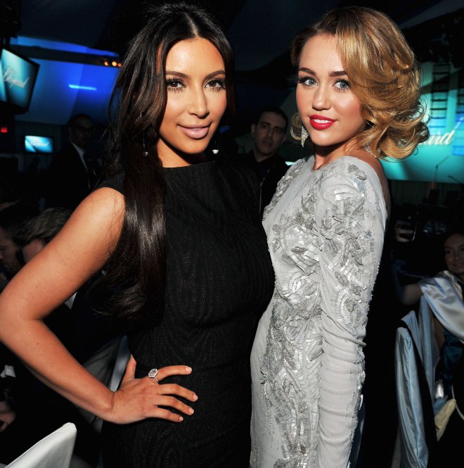 Miley Cyrus și Kim Kardashian sunt mai apropiate decât credeai!