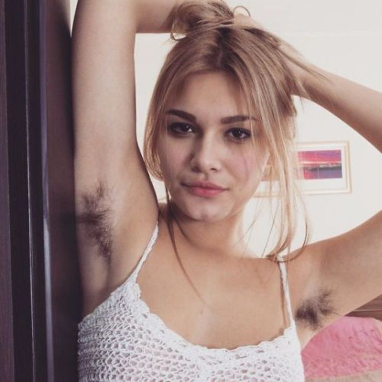 Ăsta e cel mai DUBIOS trend de pe Instagram: Fete cu păr la subraţ!