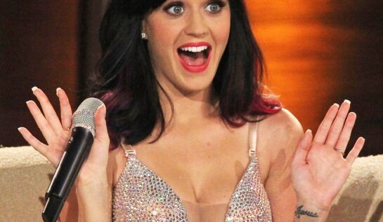 VIDEO OMG: Katy Perry a fost PIPĂITĂ de o fană. Reacția ei e genială!