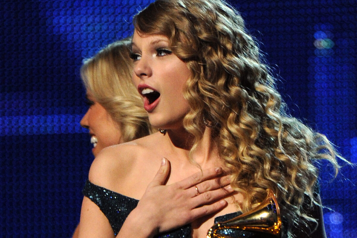 VIDEO OMG: Toată cariera lui Taylor Swift, făcută din piese de DOMINO
