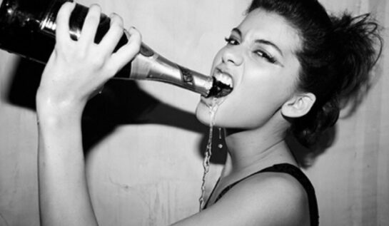 8 lucruri pe care le fac fetele atunci când beau prea mult