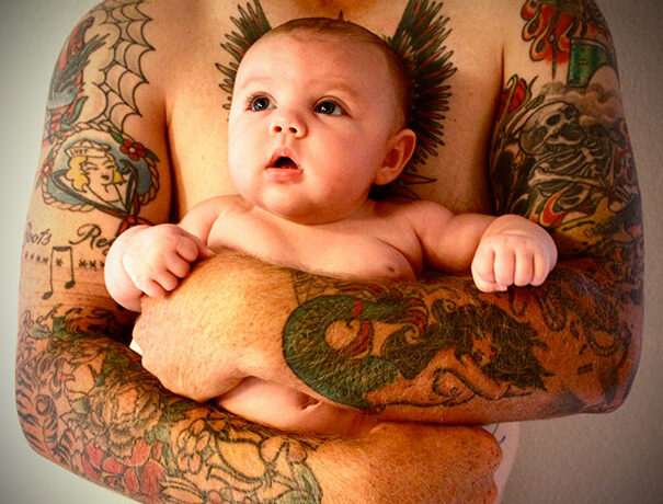 TOP 17 cei mai tari părinți tatuați și bebelușii lor