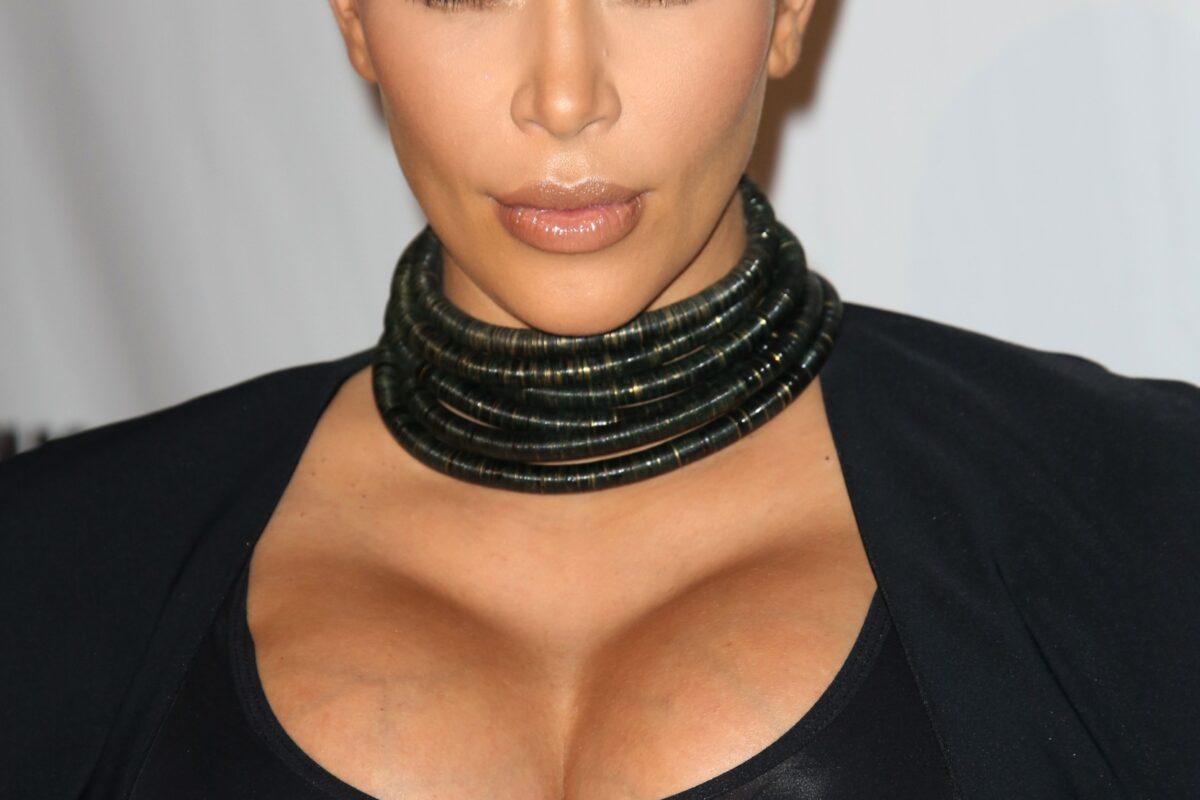 VIDEO: 7 tutoriale care îți arată cum să te transformi în Kim Kardashian