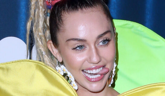 FOTO OMG: Miley Cyrus a venit în fundul gol la o gală caritabilă