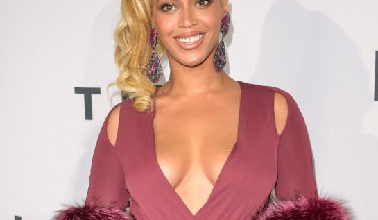 VIDEO: Beyonce, aproape să rămână în sânii goi în faţa fotografilor. Uite cum a reacţionat!