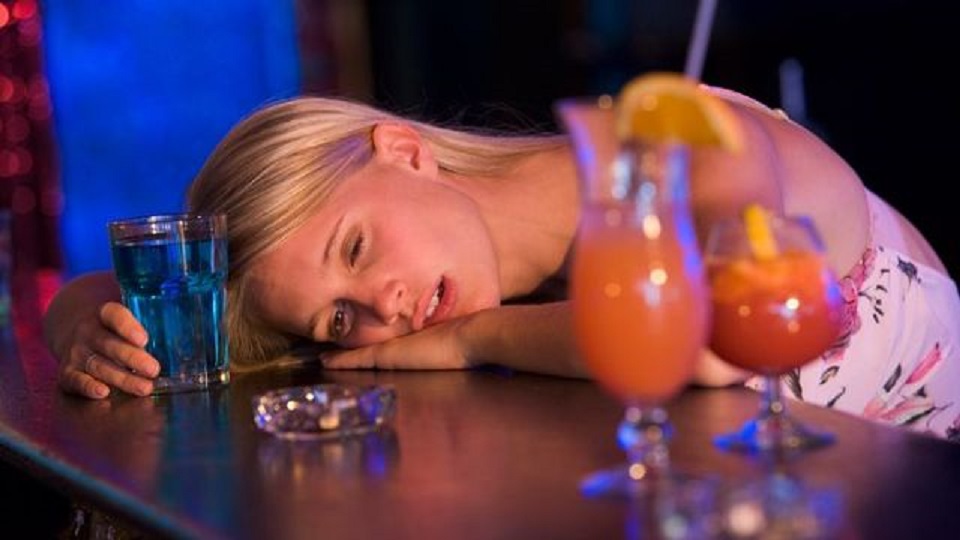 9 lucruri JENANTE pe care oamenii le fac când au băut prea mult