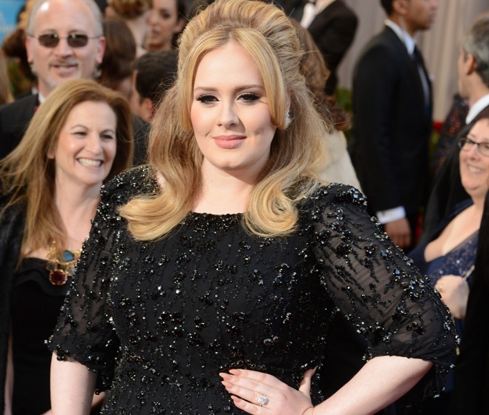 VIDEO LOL: Toată lumea o sună pe Adele. Trebuie să vezi cea mai tare parodie pentru „Hello!