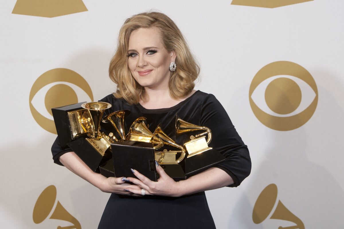 Adele are un record absolut! Le-a depășit pe Taylor Swift, Miley Cyrus și Nicki Minaj