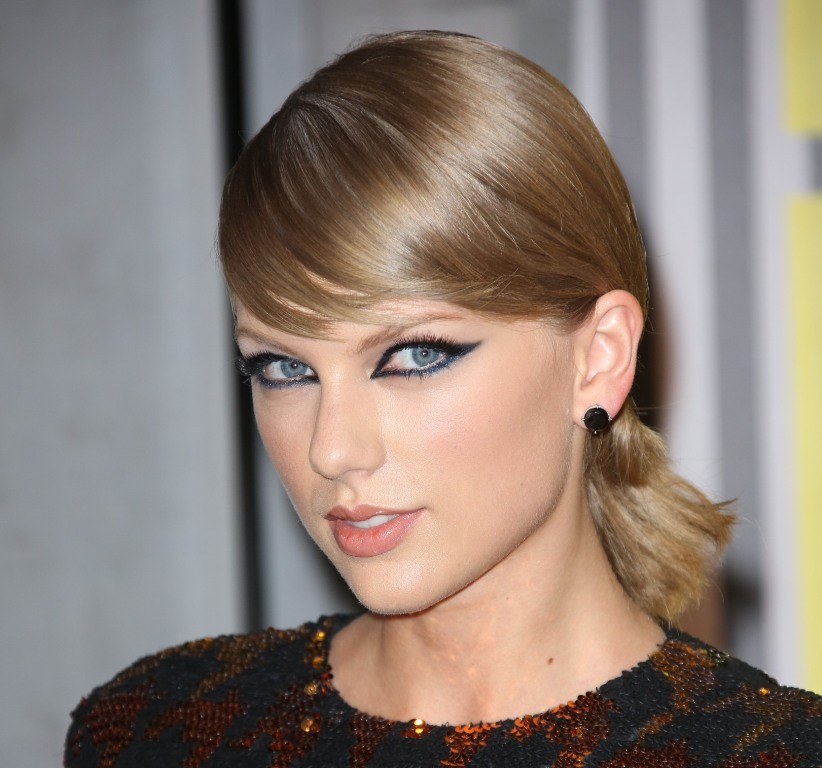 VIDEO: Taylor Swift a făcut pe toată lumea să plângă cu această interpretare pentru „Out Of The Woods”