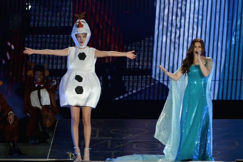 VIDEO: Taylor Swift s-a transformat în Olaf din ”Frozen” și a cântat ”Let It Go”