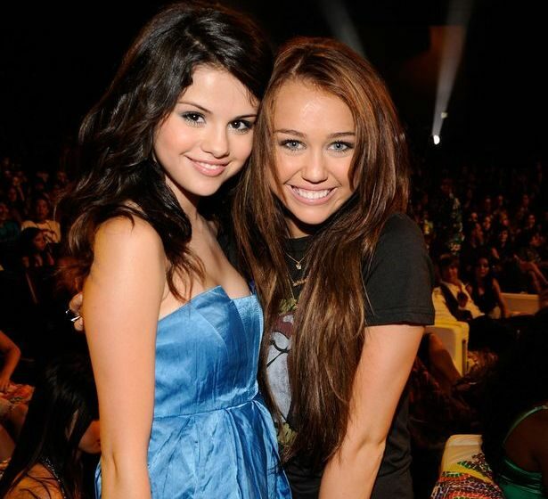 Miley Cyrus și Selena Gomez și-au declarat război. Uite ce au de împărțit!