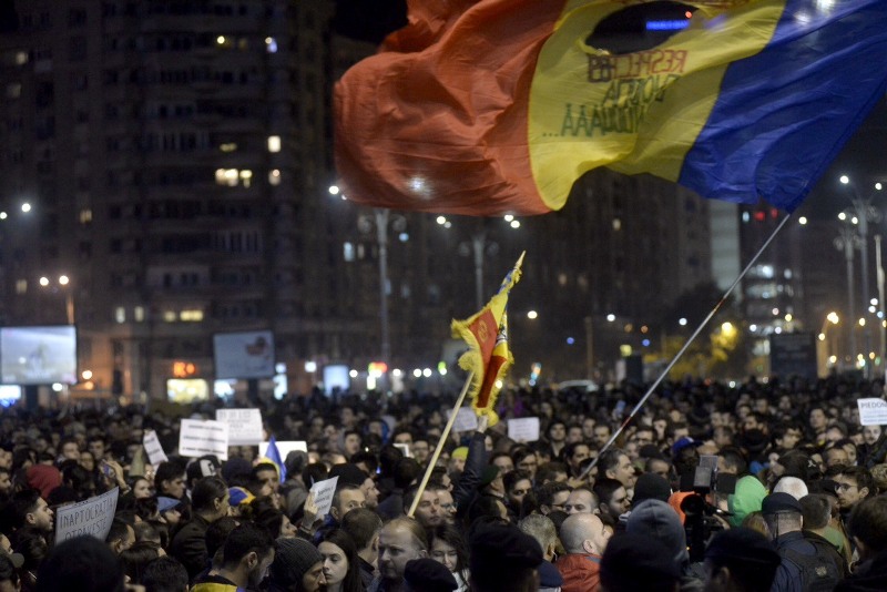 FOTO: Şi artiştii români au ieşit în stradă. Uite cine a protestat aseară!